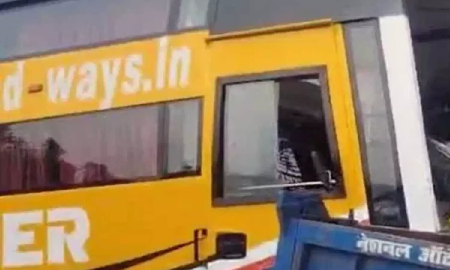 बेकाबू बस दुकान में घुसी, ट्रैक्टर क्षतिग्रस्त, ड्राइवर फरार