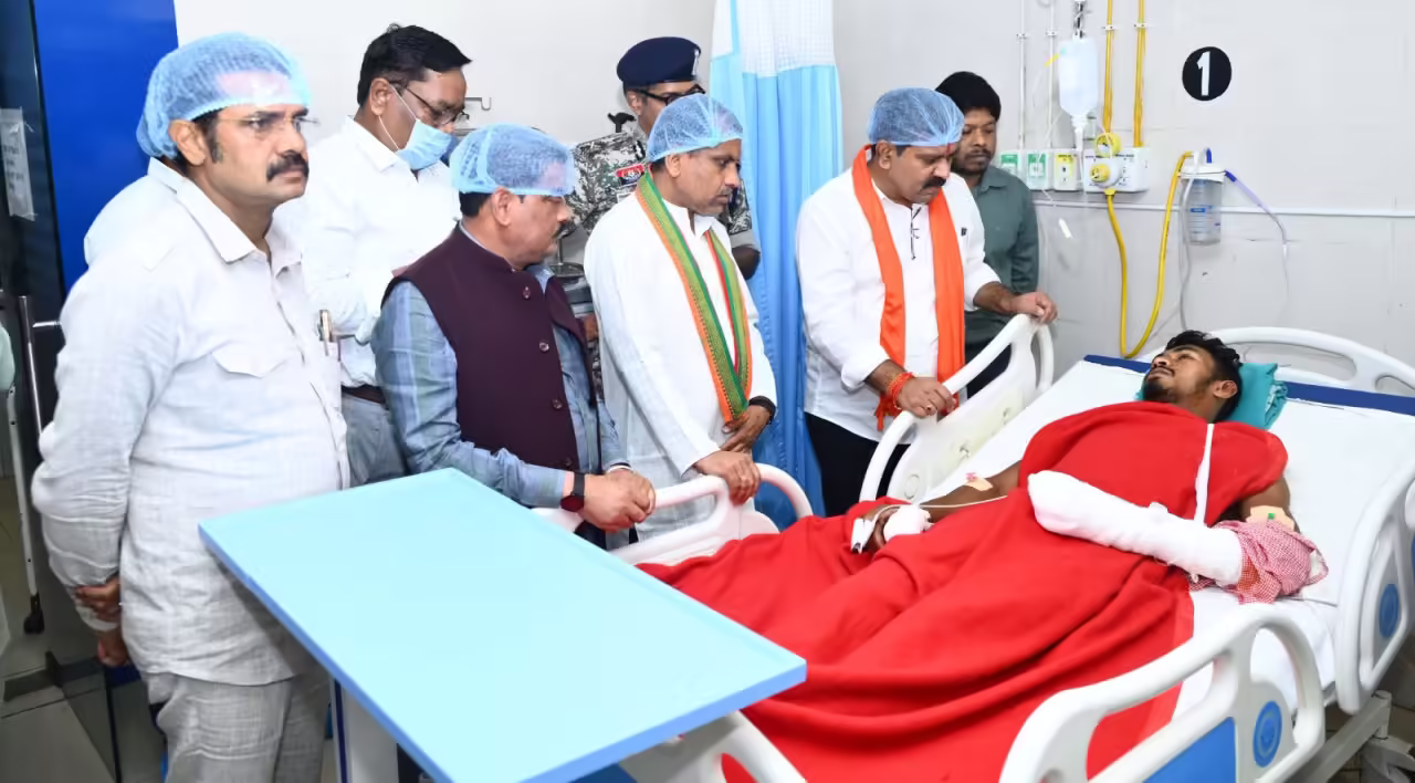 रायपुर में उपमुख्यमंत्री ने घायलों से की मुलाकात