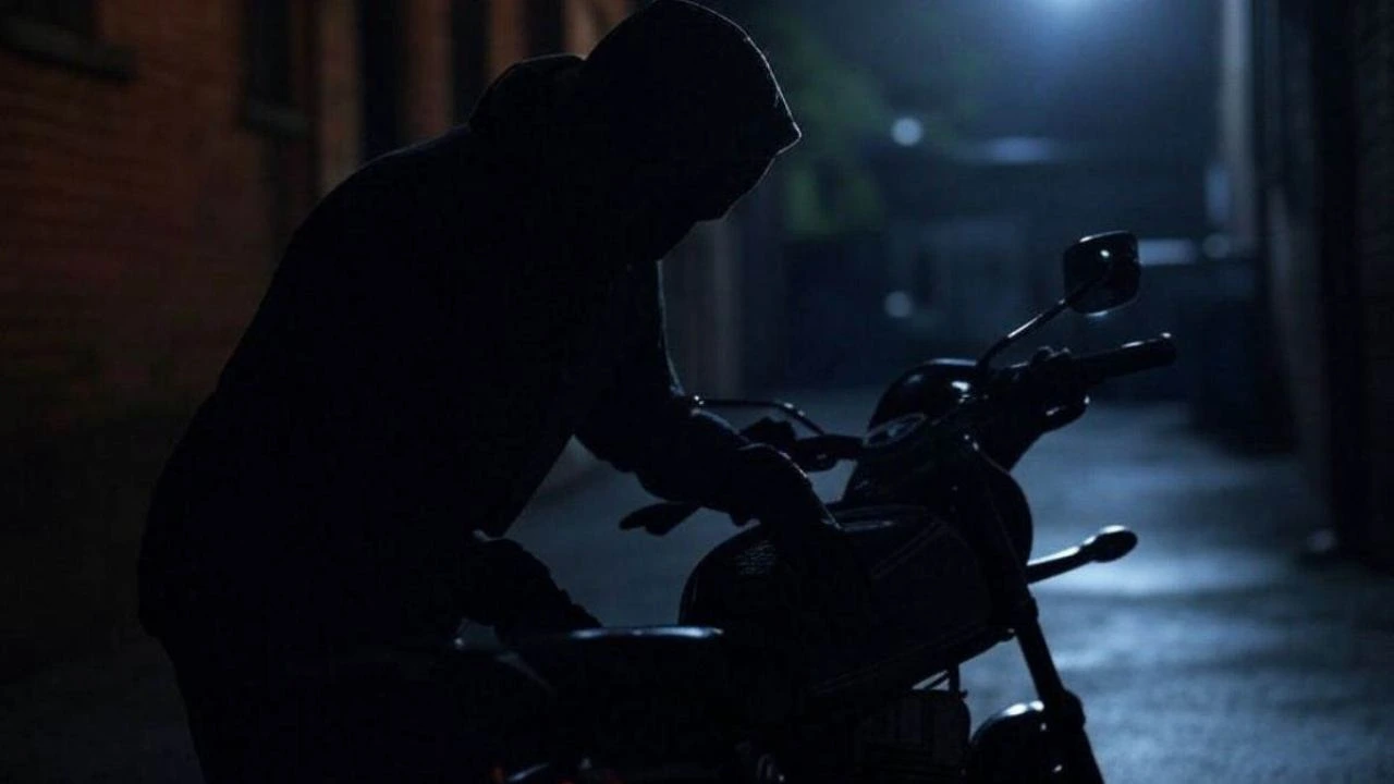 सीसीटीवी में कैद घर के बाहर बाइक चोरी वारदात