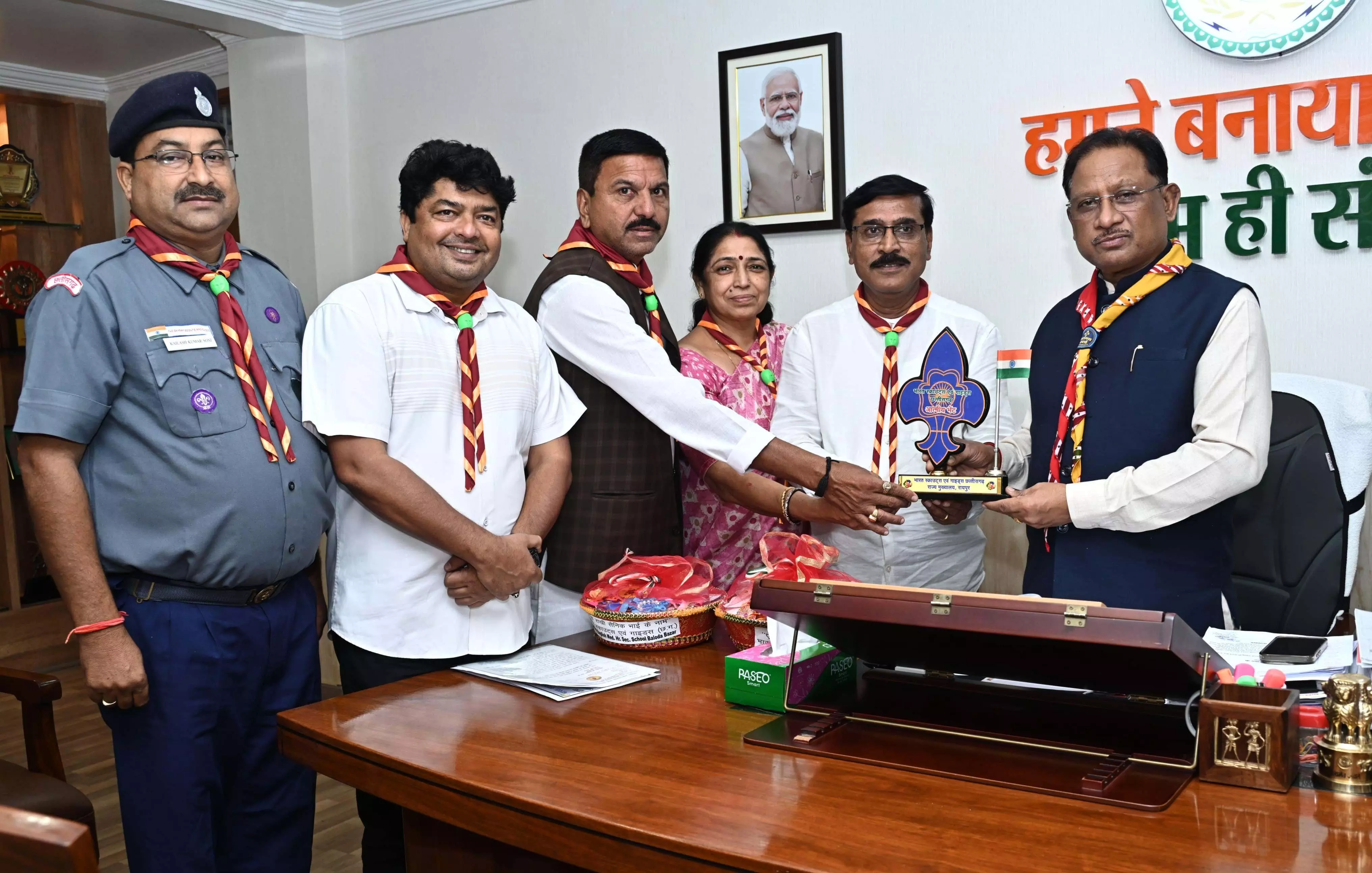 बच्चों ने सैनिकों के लिए रक्षासूत्र भेजने शुरू किए