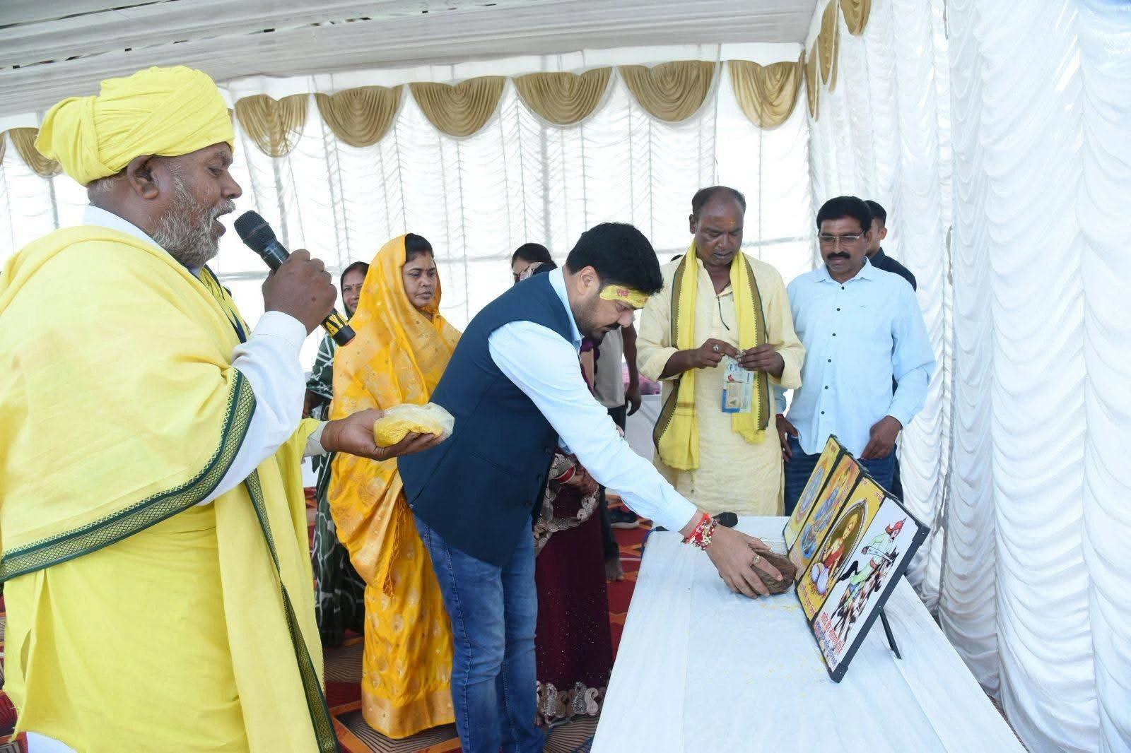 चरौदा में विश्व आदिवासी दिवस कार्यक्रम में पहुंचे विधायक