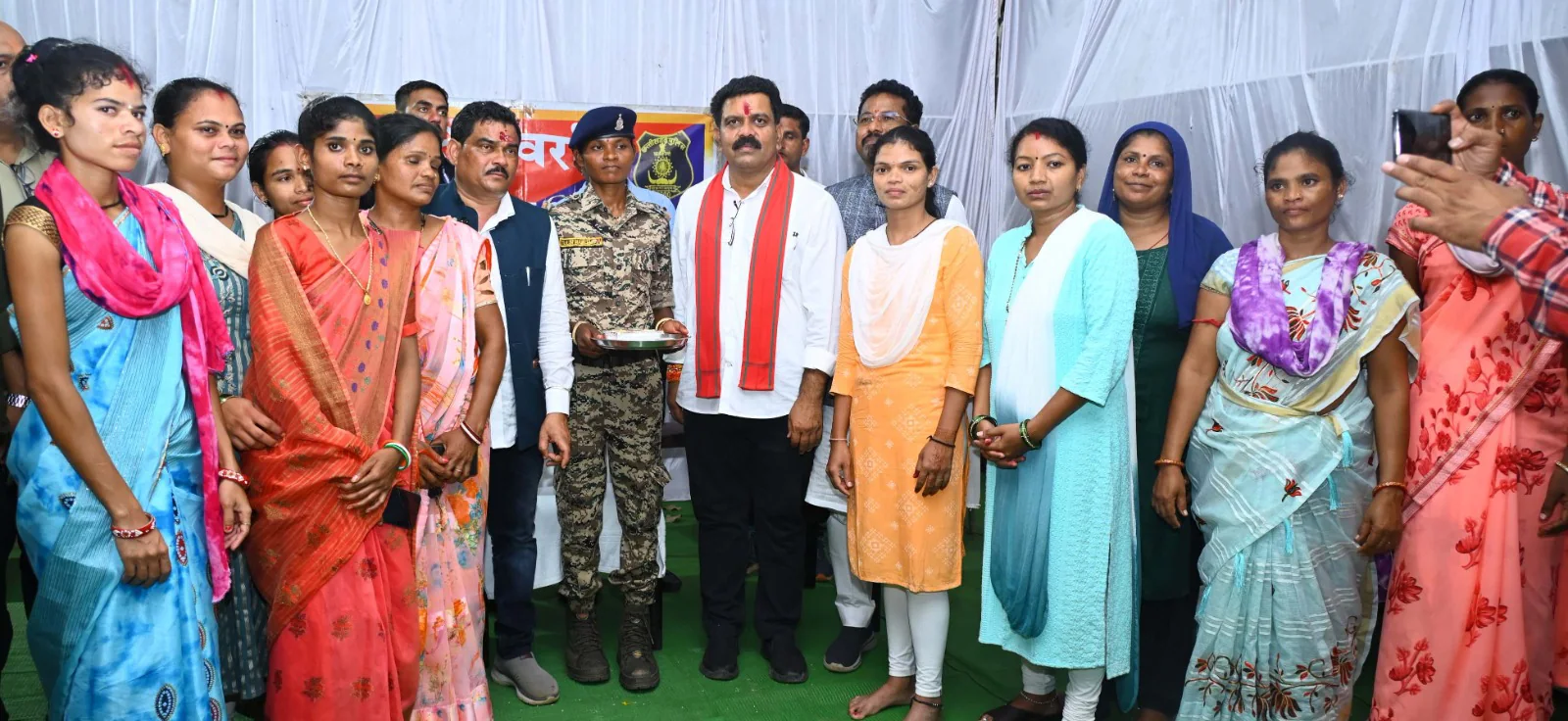 आत्मसमर्पित नक्सली महिलाएं विजय शर्मा को बांधेंगी राखी