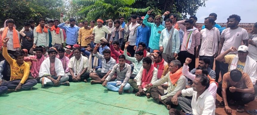 धान केंद्र पर ठेका कर्मचारियों की हड़ताल जारी