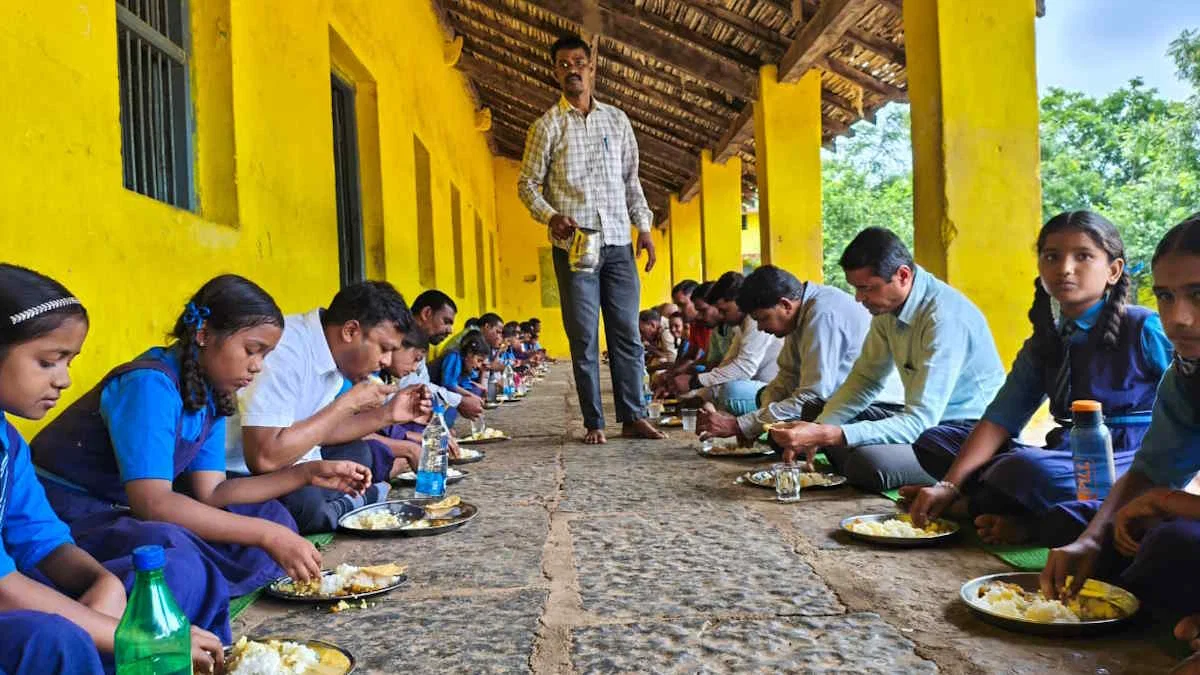 मिड-डे मील में लापरवाही, बच्चों को खाया जूठा
