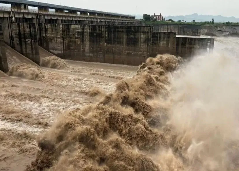 दिल्ली में बाढ़ खतरा बढ़ा, हथिनी कुंड गेट खोले