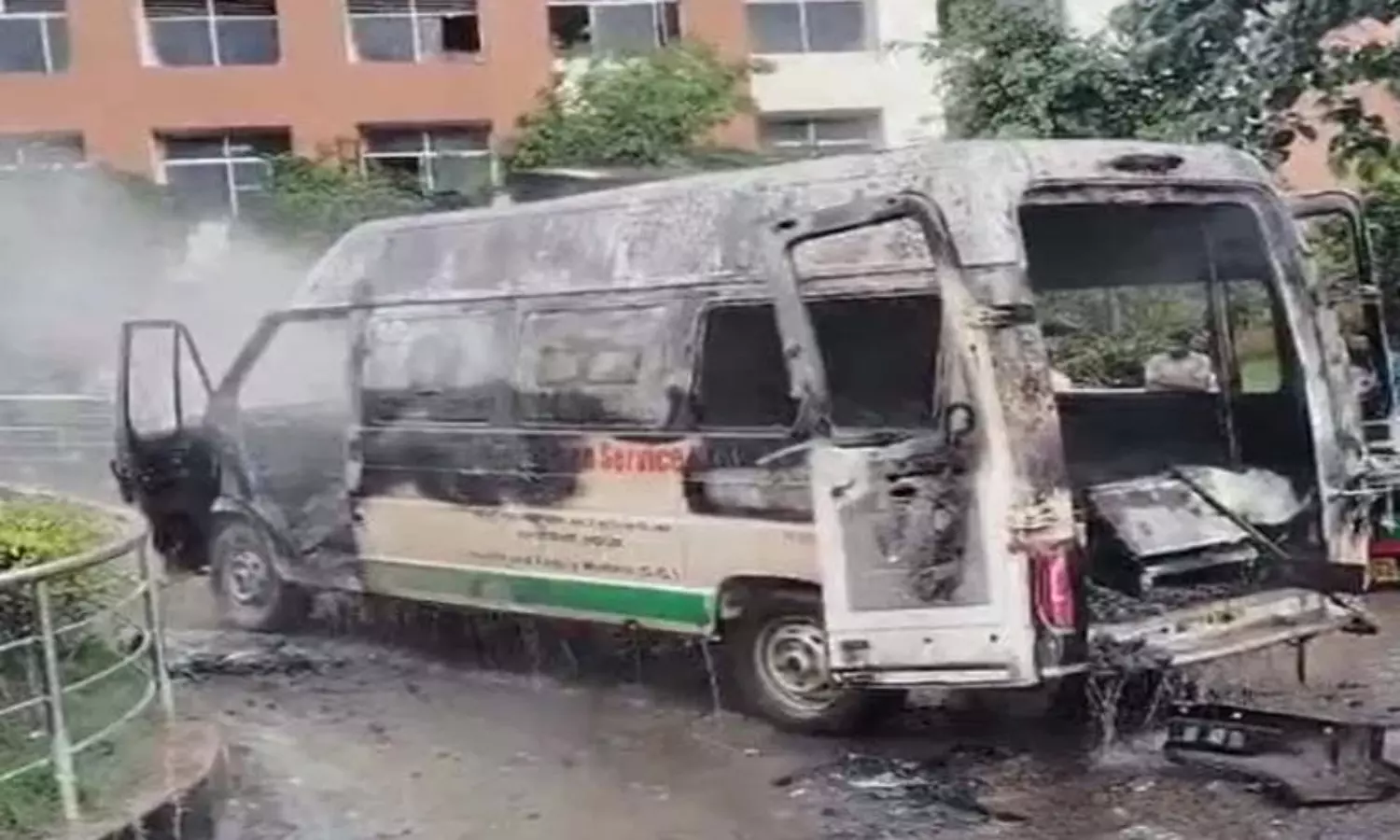 डिमरापाल मेडिकल कॉलेज में एंबुलेंस आग से बचा हादसा