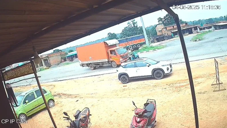 तेज रफ्तार माजदा से टकराई बाइक, युवक मृत