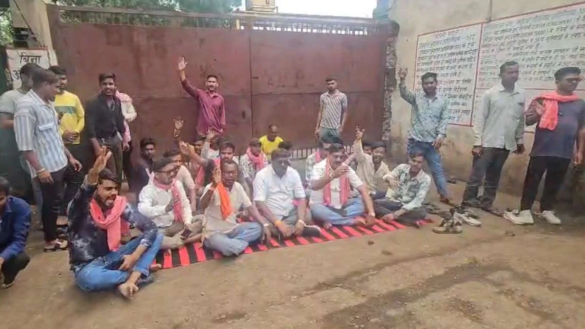 मजदूर की मौत पर क्रांति सेना ने घेरा थाना