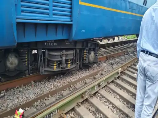 रायपुर में मालगाड़ी पटरी से उतरी, रेलवे अधिकारी पहुंचे