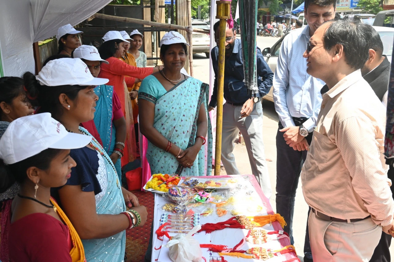 बिलासपुर में बिहान दीदियों ने तिरंगा बाजार लगाया