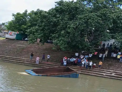 रायपुर खारून नदी में तेज रफ्तार हाइवा गिरा
