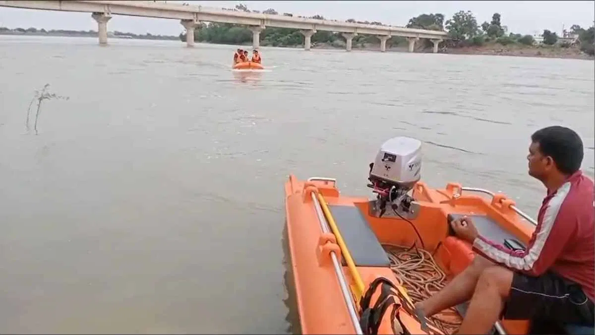 शिवनाथ नदी में बच्चे को बचाया, युवक बह गया