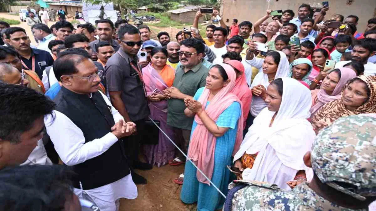 बस्तर पहुंचे CM साय, बाढ़ प्रभावितों से संवाद किया