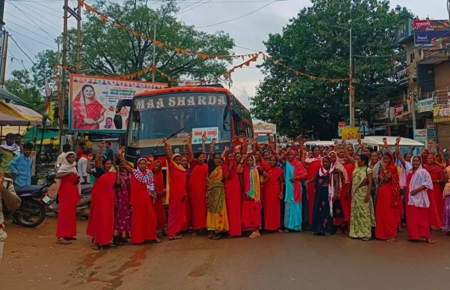रायपुर में मितानिन आंदोलन, NH जाम और विवाद हुआ