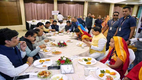इंदौर में मुख्यमंत्री ने स्वच्छताकर्मियों के साथ भोज किया