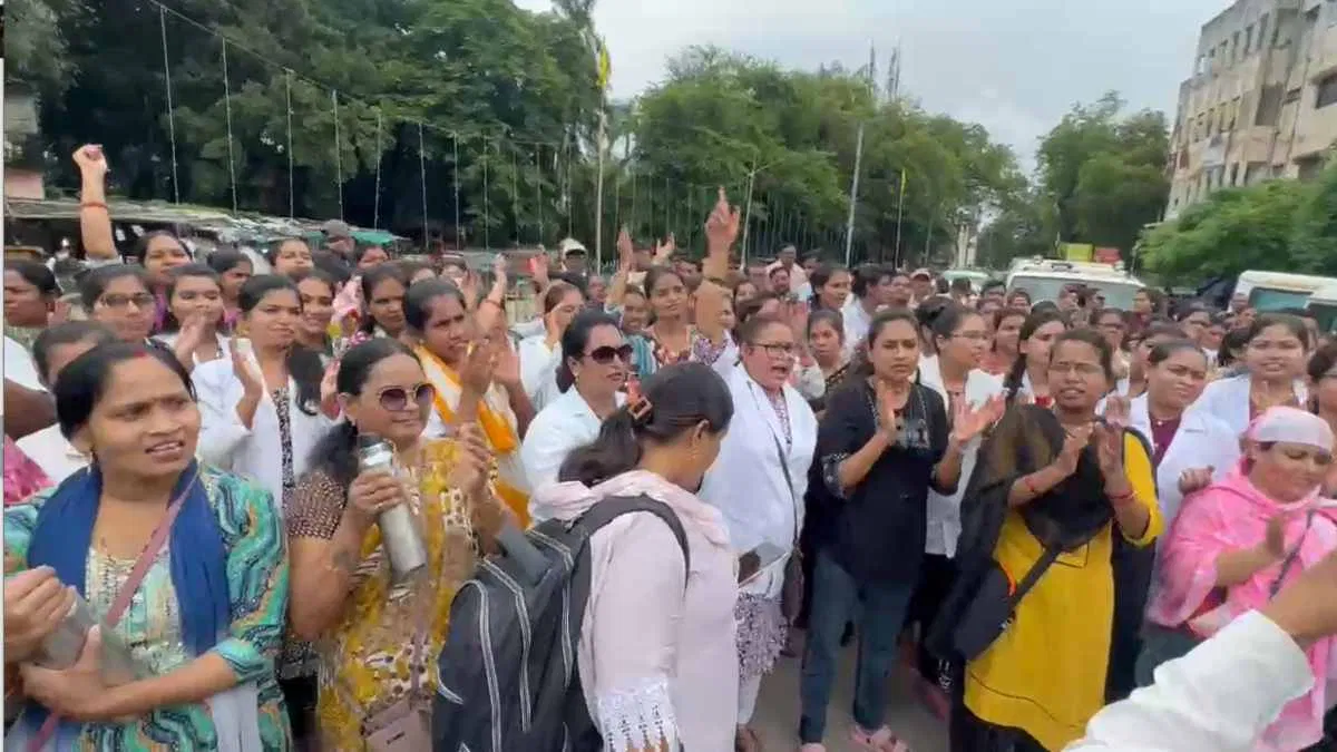 NHM कर्मचारियों ने बर्खास्तगी के बाद प्रदेशभर में आंदोलन