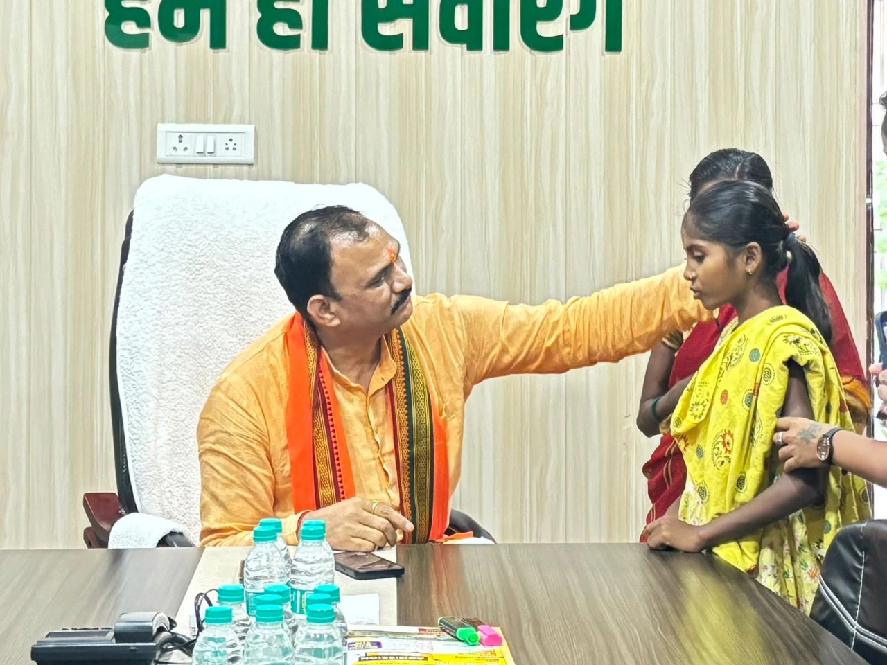 स्वास्थ्य मंत्री ने भोपालपटनम परिवार को इलाज का भरोसा