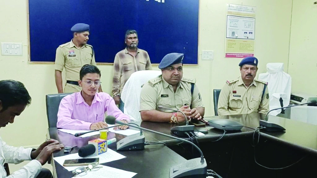 65 लाख का धान गबन, प्रभारी गिरफ्तार