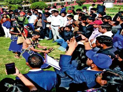 लोक संस्कृति का कार्यक्रम, मंच पर छाया वेस्टर्न अंदाज़