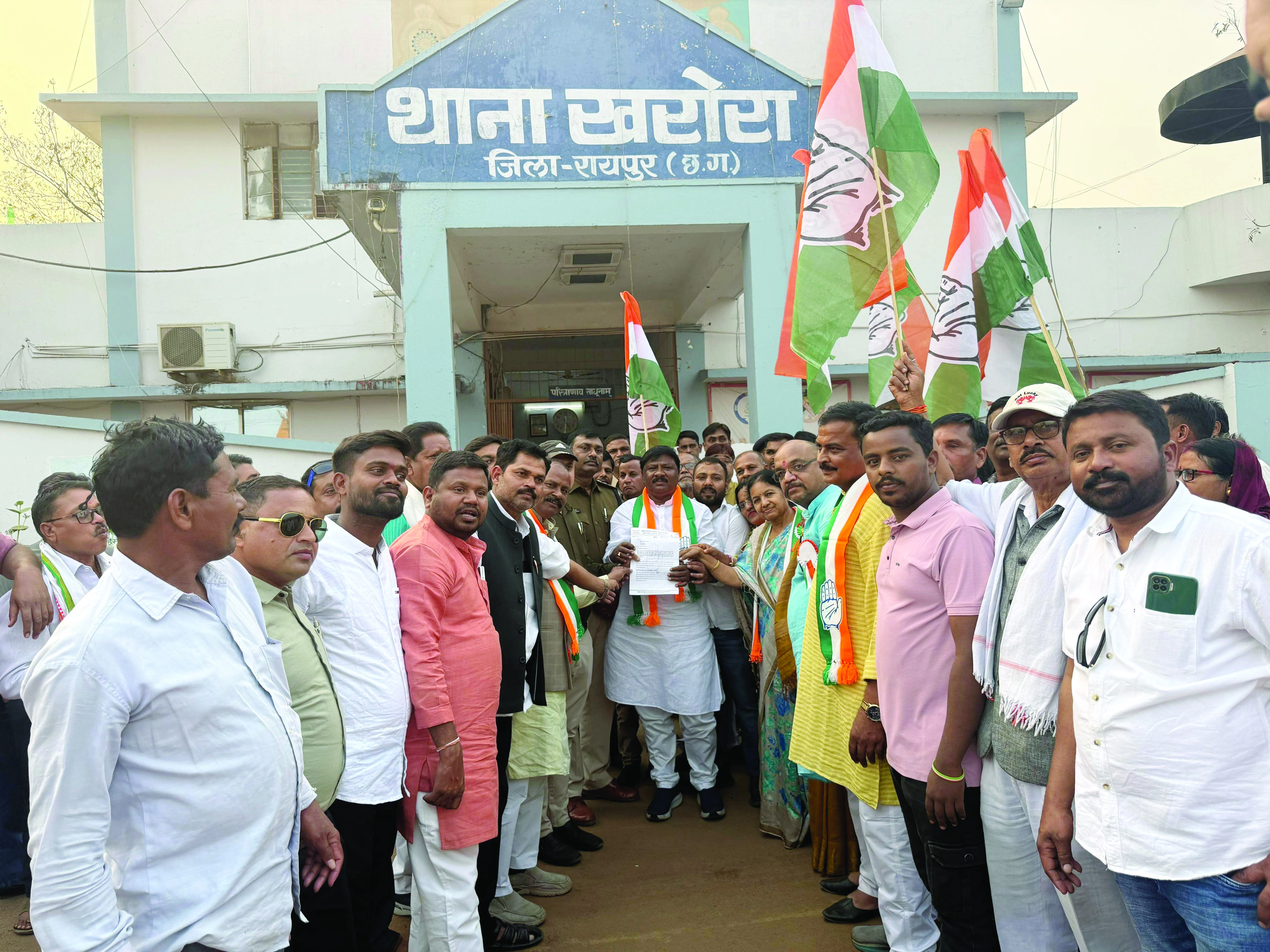 खरोरा में कांग्रेस का जोरदार थाना घेराव