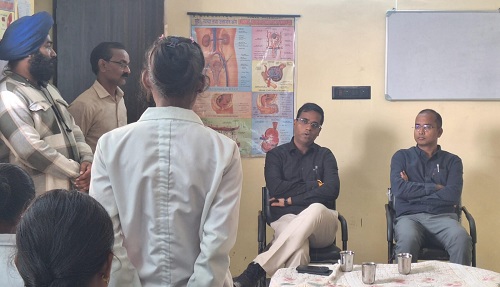 कलेक्टर ने कौशल विकास के ट्रेनिंग कोर्स का अवलोकन