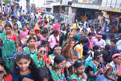 शोभायात्रा में उमड़ा जनसैलाब, करीब पांच हजार श्रद्धालु हुए