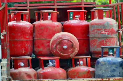नए साल में महंगाई, LPG सिलेंडर 11 महंगा