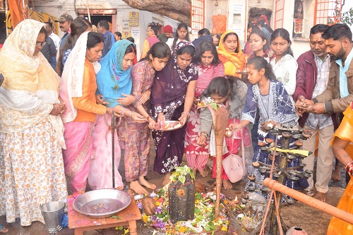 माघ पूर्णिमा पर त्रिवेणी संगम में उमड़ा श्रद्धालुओं का
