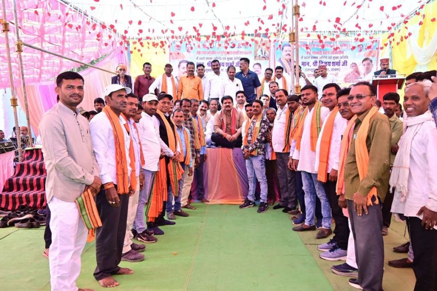 ग्राम पंचायत बम्हनी सरपंच सहित सैकड़ों ग्रामीण भाजपा में