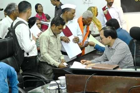 जनदर्शन में कलेक्टर अग्रवाल ने सुनी लोगों की समस्याएं