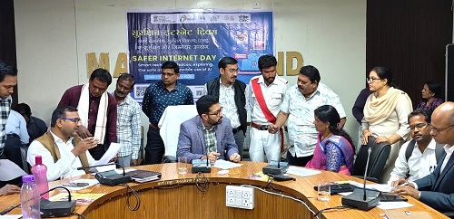 कलेक्टर ने जन चौपाल में सुनी लोगों की समस्याएं