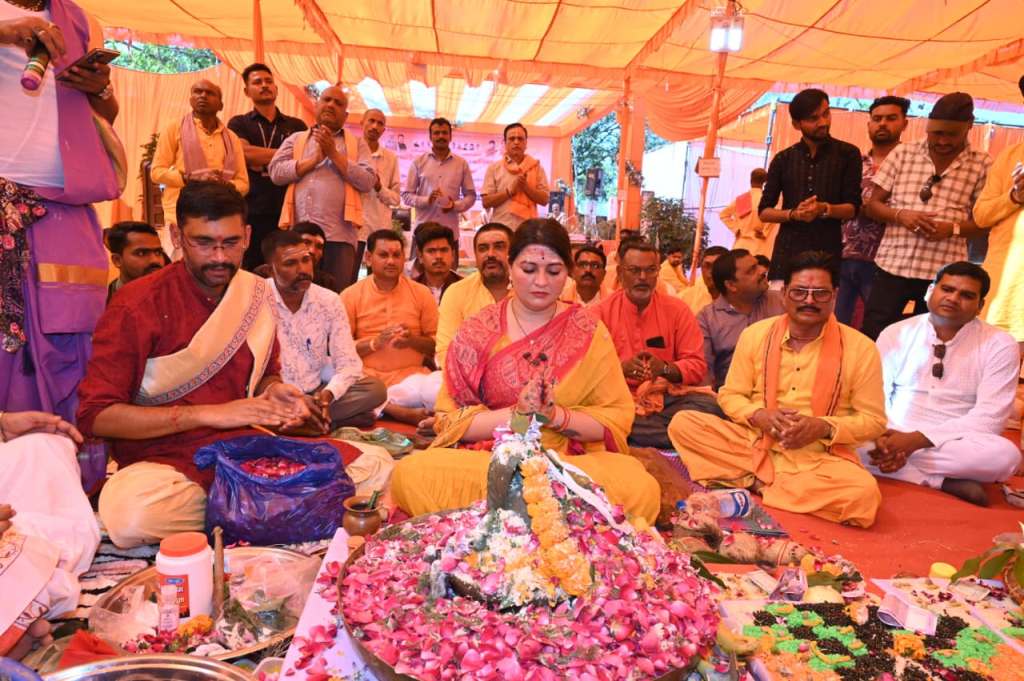 कामठी में 151 शिवलिंग का भव्य रुद्राभिषेक