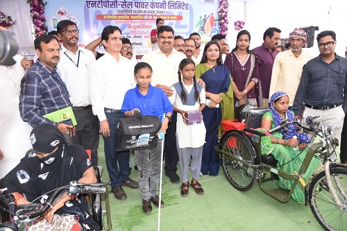 स्कूल शिक्षा मंत्री ने किया सहायक उपकरण वितरण