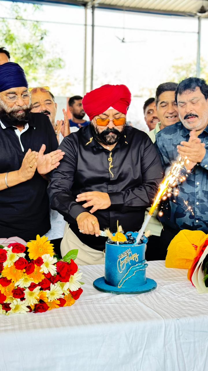 यूनियन क्लब में होरा का जन्मदिन समारोह