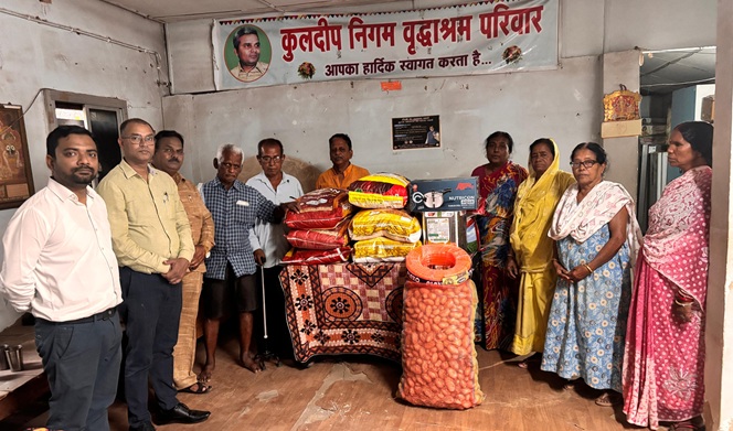 पीएनबी ने कुलदीप निगम वृद्धाश्रम में किया अन्नदान