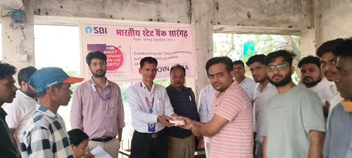 एसबीआई और चेंबर ऑफ कॉमर्स ने बांटे नए नोट
