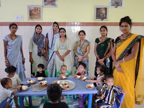बच्चों संग मनाया जन्मदिन, मुस्कान बिखरी