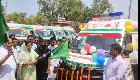 मंत्री लक्ष्मी राजवाड़े ने एम्बुलेंस हरी झंडी