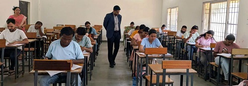 कलेक्टर का औचक निरीक्षण, परीक्षा व्यवस्था जांची