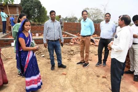 कलेक्टर कन्नौजे का छोटे लेंधरा औचक निरीक्षण