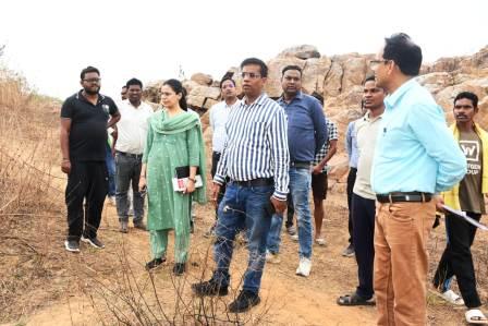 किसानों की समस्या पर पैदल पहुंचे कलेक्टर