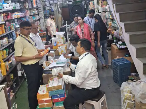 कॉस्मेटिक दुकानों पर छापा, एक्सपायरी सामान जांच