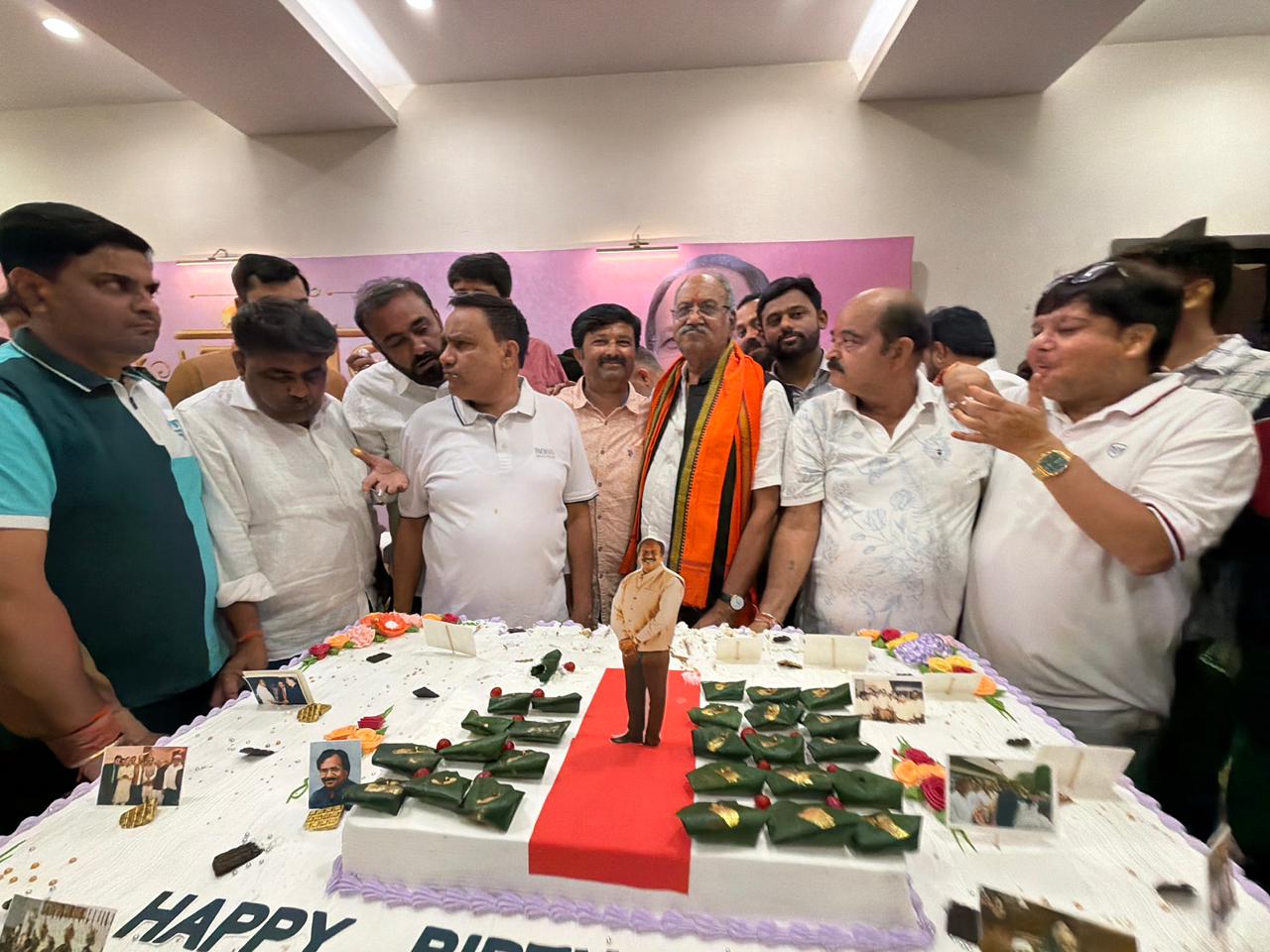 केक में झलका बृजमोहन का राजनीतिक सफर
