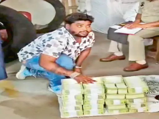 नोटों का पार्सल: तीन बोरों में मिली 1200 गड्डियां