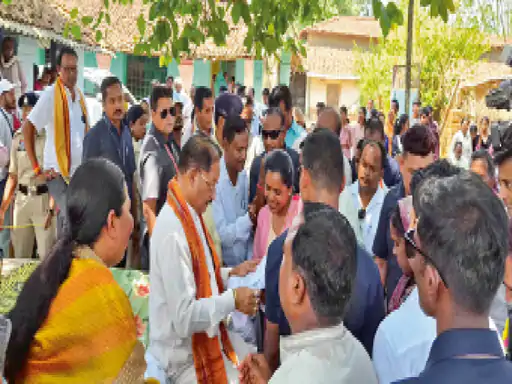 धूप में चौपाल, सीएम ने सुनी समस्याएं