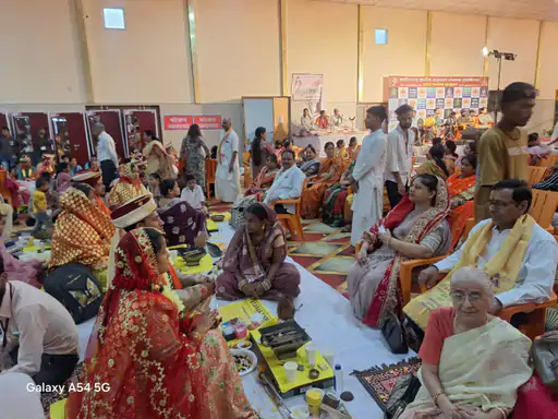 अग्रवाल समाज का सामूहिक विवाह: 51 जोड़े बंधे पवित्र
