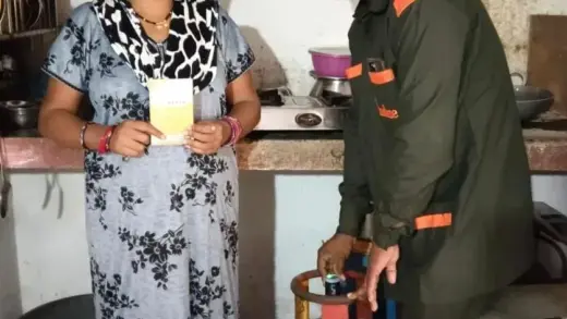 धुएं के चुभते अंधेरे से स्वाभिमान की रोशनी तक