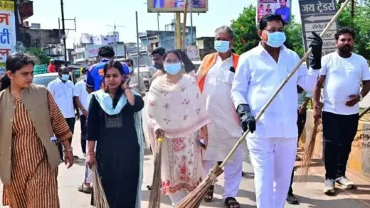 मंत्री दयाल दास बघेल ने झाड़ू थामकर दिया स्वच्छता