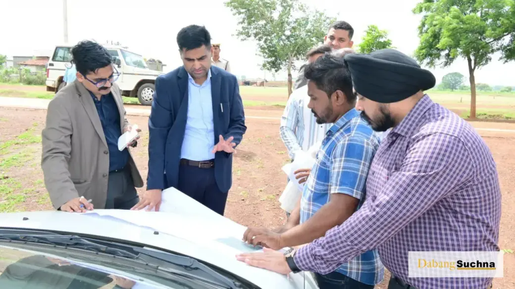 राजनांदगांव : कलेक्टर ने ग्राम पटेवा में एसएमसी एवं ईएमसी क्लस्टर का किया निरीक्षण