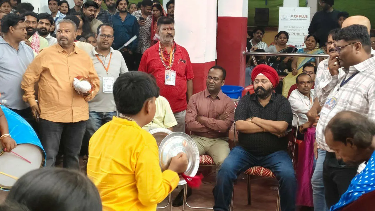 रायपुर के माना कैंप में पुरी जगन्नाथ मंदिर की तर्ज पर बना भव्य दुर्गा पंडाल गुरुचरण सिंह होरा ने की पूजा